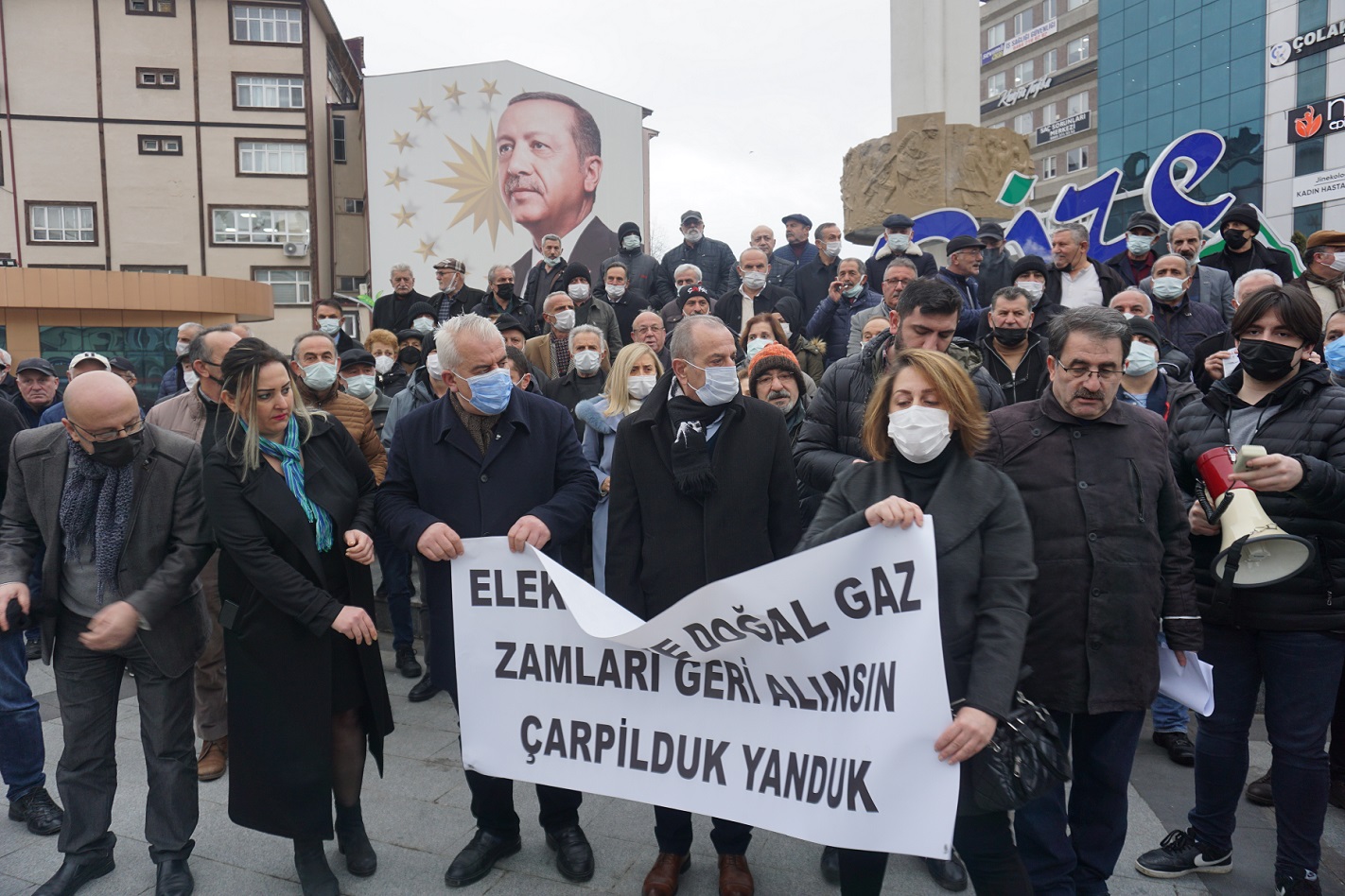 Rize’de vatandaşlar böyle seslendi. Zamları geri alın , çarpilduk yanduk