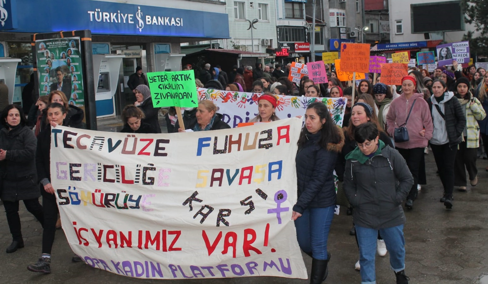 Artvin’in Hopa ilçesinde bir araya gelen onlarca kadın, 8 Mart