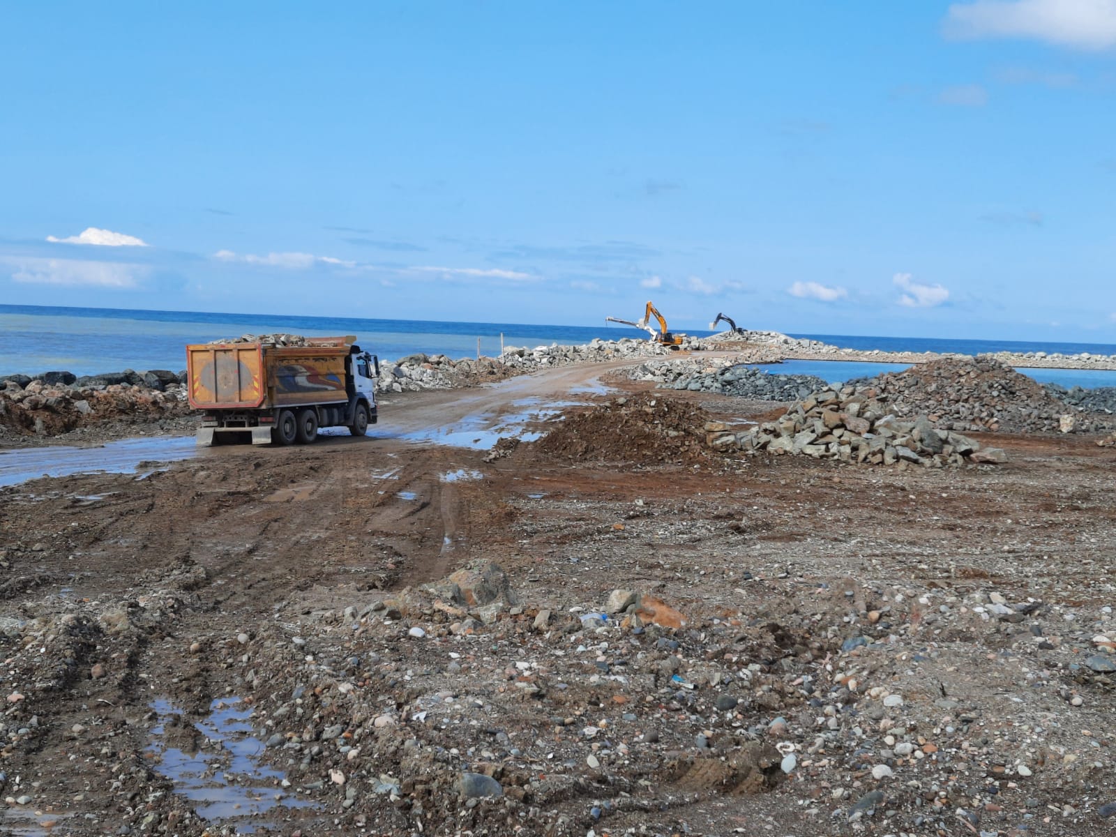 Ordu Büyükşehir Belediyesinin Melet Irmağı ağzına yapmak istediği balıkçı barınağı
