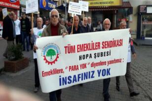 AKP hükümetinin Emeklilere verdiği zammı Hopa’lı emekliler protesto etti.