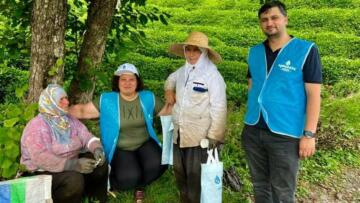 DEVA Partisi Sıcakta Çay Toplayan Üreticilere Şapka ve Limonata Dağıttı