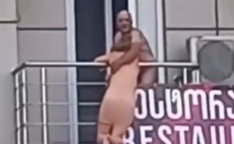 Çırıl Çıplak Balkona Çıkan Kadın İntihara Kalkıştı (VideoHaber)