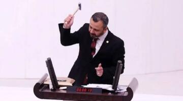 Kürsüde çekiçle telefonunu kıran Erbay sansür yasasını protesto etti