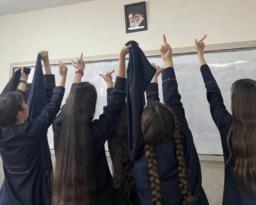 başörtülerini çıkaran liseli öğrenciler İran’daki eylemlere destek verdi