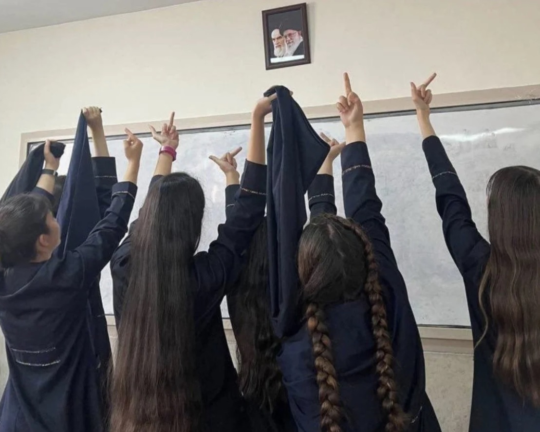 başörtülerini çıkaran liseli öğrenciler İran’daki eylemlere destek verdi