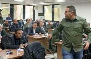 Manisa’da CHP’li Turgutlu Belediyesi’nin olağanüstü meclis toplantısında ‘Evet’ oyu kullanan