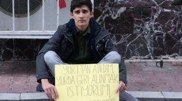 KYK Ücretini Geciktiren Öğrenci Yurttan Atılınca Oturma Eylemine Başladı