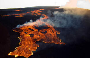 Dünyanın en büyük aktif yanardağı 40 yıl sonra patladı