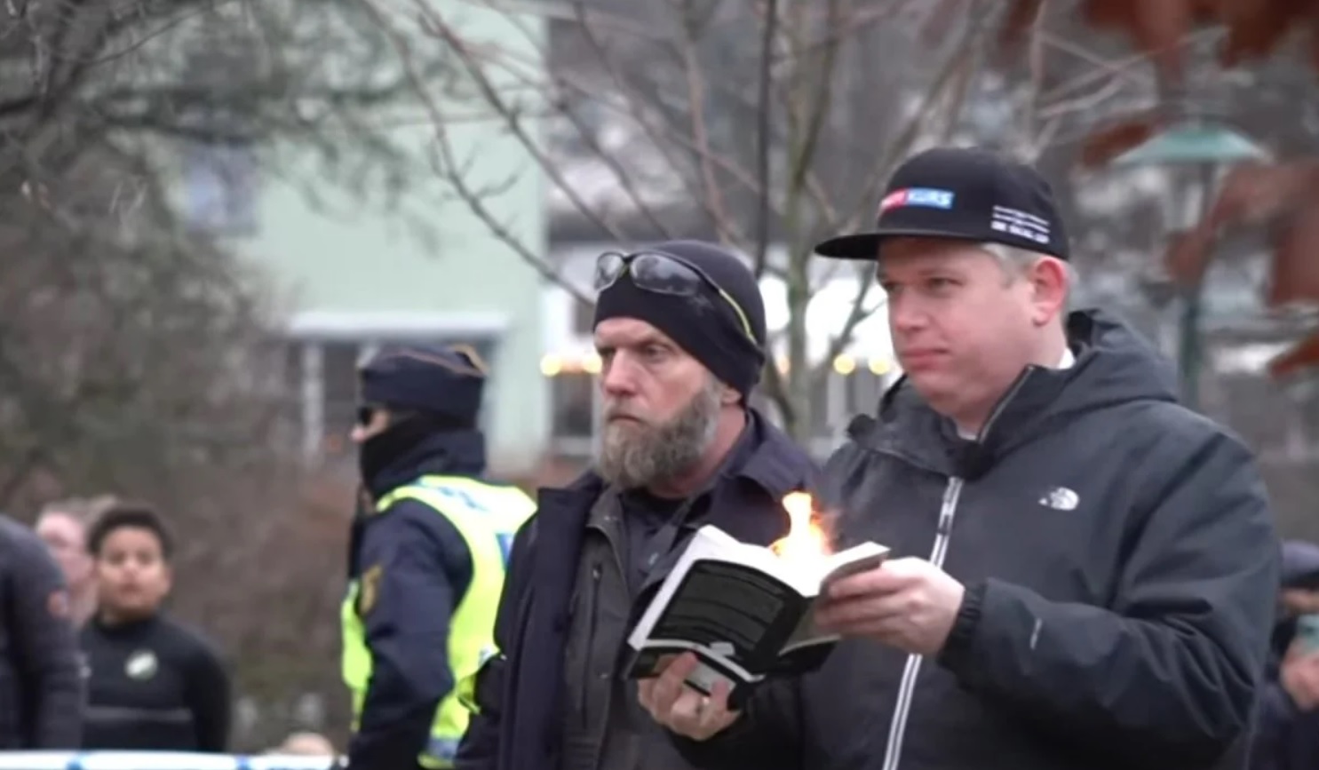 Paludan, İsveç’te Türk Büyükelçiliği önünde Kuran yaktı