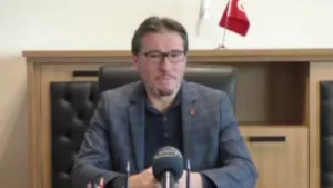 Karabük Üniversitesi’nde mimarlık fakültesinin dekanlığına, ilahiyat mezunu Muhittin Kapanşahin atandı.