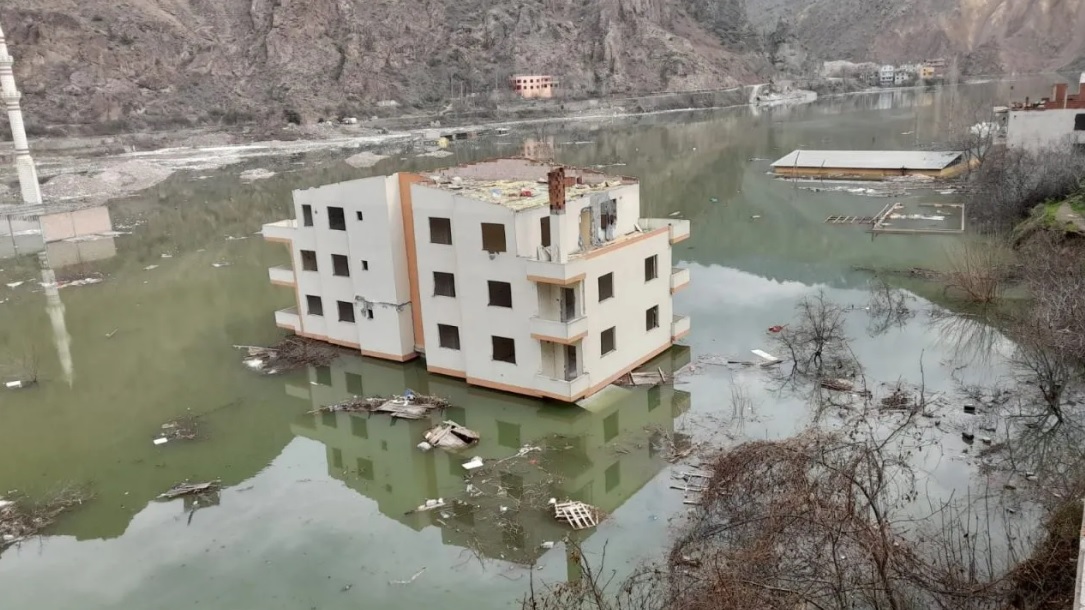 Artvin’de baraj suları terk edilen binalara girdi