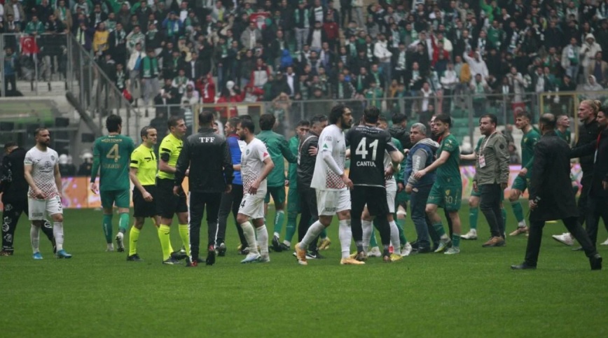 Amedspor’a ırkçı saldırılar sonucu Bursaspor’a 9 maç seyirci yasağı