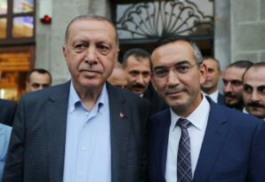 FETÖ okullarını Afrıka’da ziyaret eden yolsuzluk yapmakla suçlanan Rektör Akdoğan ” Ben Erdoğan’a benziyorum”