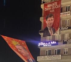 AKP de Davutoğlu sevgisi devam ediyor. AKP Rize il örgütü Davutoğlu’nun posterini asması şaşkınlık yarattı