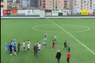 Çayeli’de bir maçta gençler tartıştı aileler kavga etti (Video Haber)