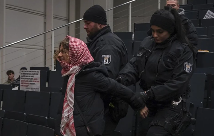 Berlin polisi Filistin’i desteklemek isteyen yurttaşlara karşı