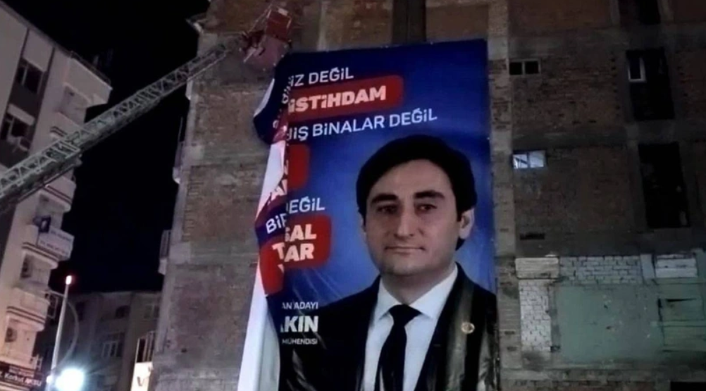 AKP’li belediye, Saadet Partisi adayının pankartını indirdi