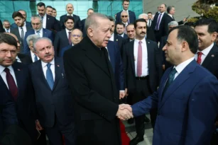 AYM Başkanı Zühtü Arslan, Erdoğan’a bakarak “AYM kararını beğenme yükümlülüğü yok, kararlara uyulması zorunlu”