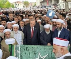 Rize, Derepazarı ilçesi  AKP’li Belediye Başkanı Kalça 23 Nisan törenlerine katılmadı Cemaat liderinin cenaze törenine katıldı