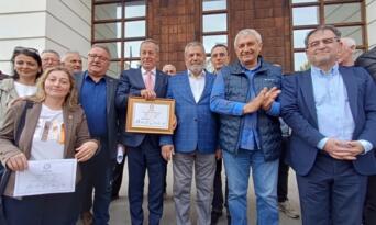 (CHP)’den 15 yıl sonra Pazar Belediye Başkanı seçilen Neşet Çakır, mazbatasını aldı.
