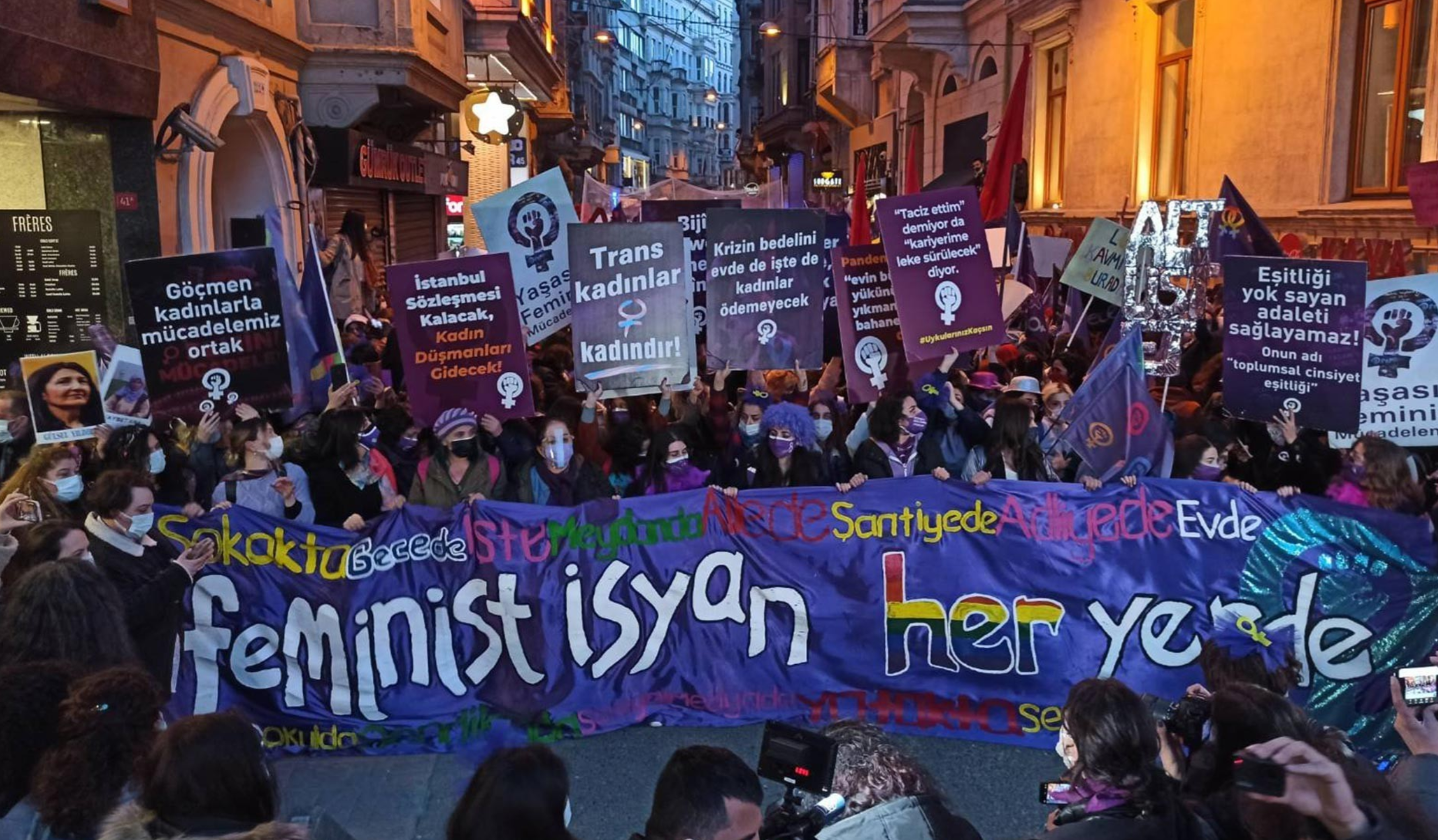 Feminist Gece Yürüyüşü’ne katıldıkları için yargılanan 33’ü kadın 35 kişi hakkında beraat kararı verildi