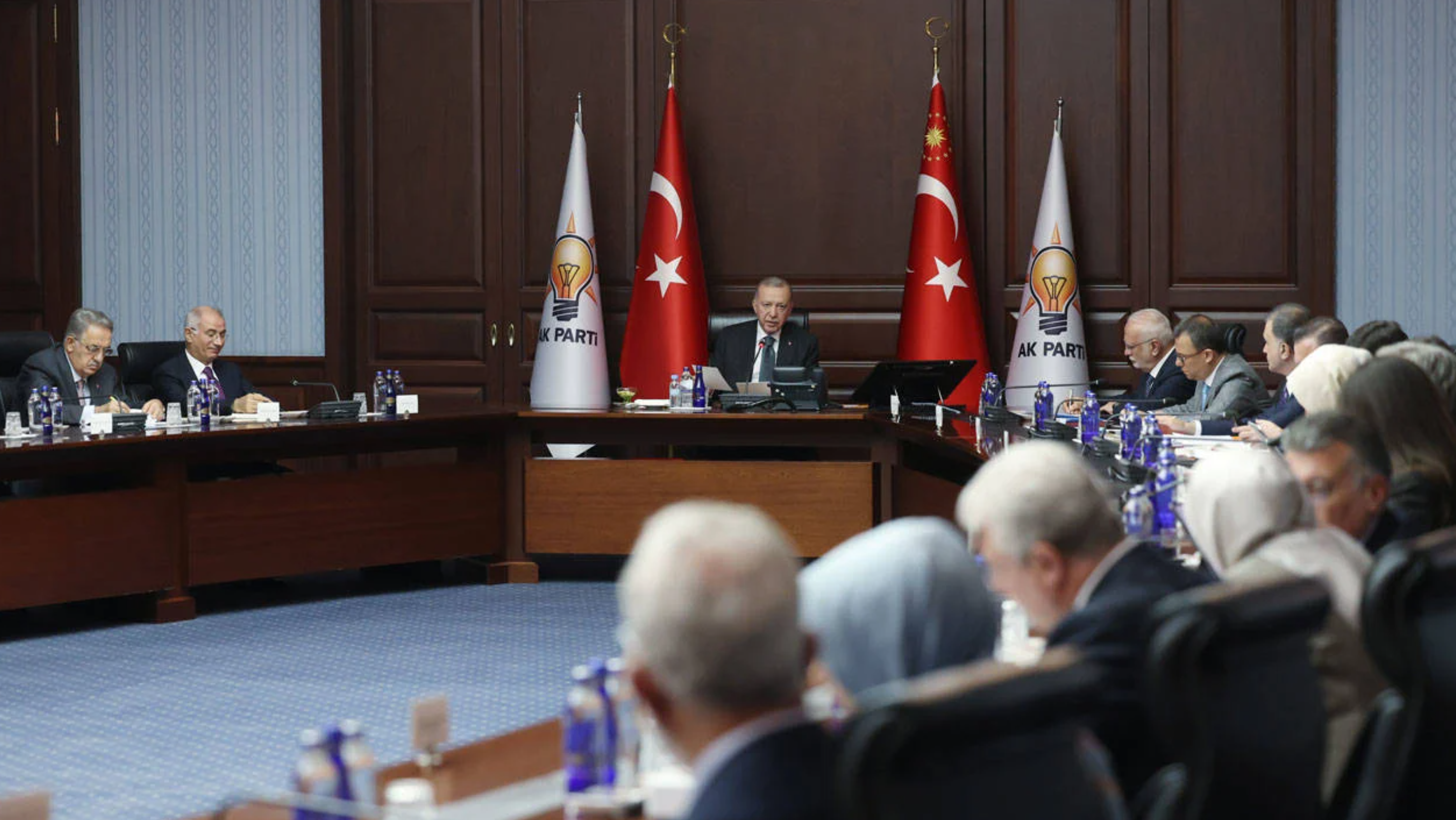 Erdoğan’dan AKP’li isimlere:”Bir milletvekiline yediğini, giydiğini paylaşma denilir mi? Bunlar bilinemeyecek, akıl edilemeyecek şeyler değil”