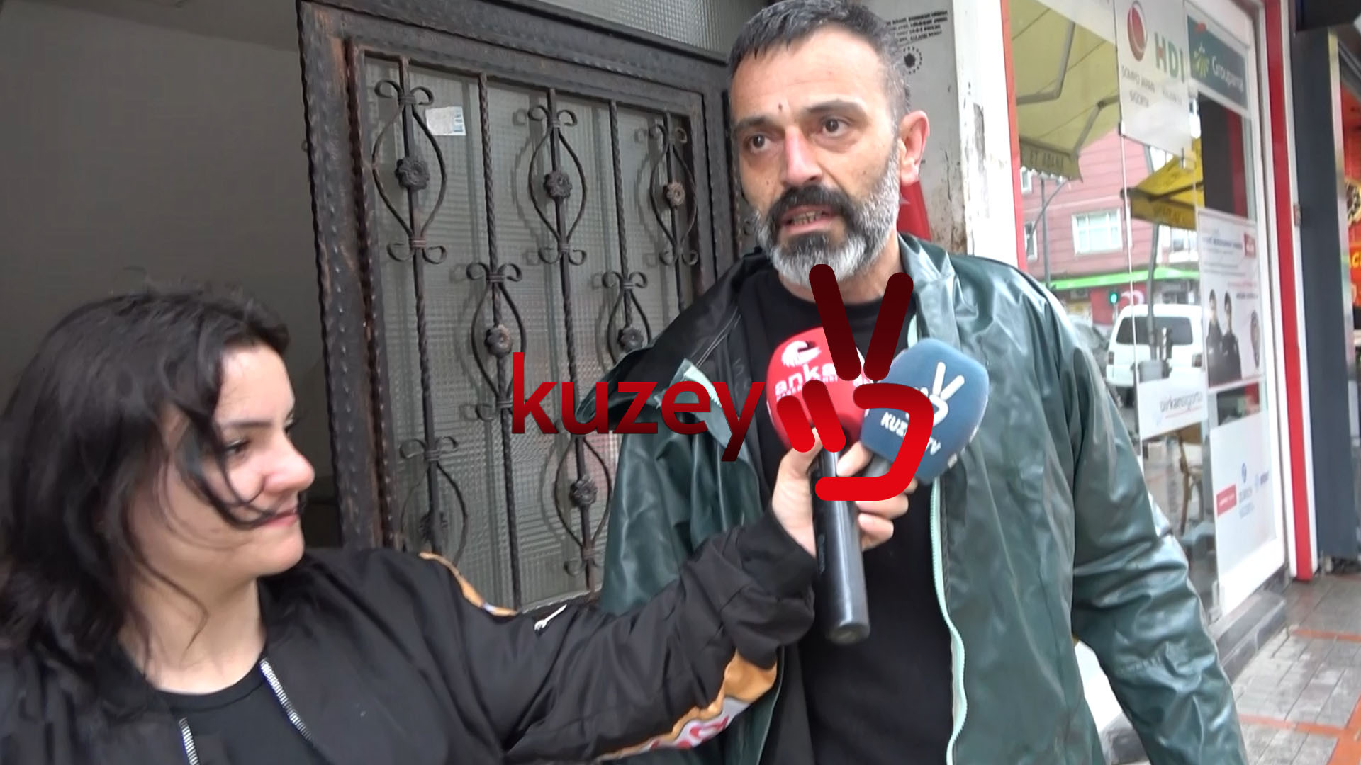 Rize AKP önünde çay fiyatı protestosu “Öyle bir fiyat yok Allaha havale ediyorum”