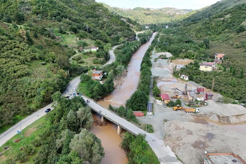 Trabzon’da sağanak sonrası derelerden akan çamurlu su, denizin rengini değiştirdi