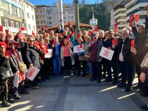 CHP’nin Çayeli’nde “kırmızı kart” eyleminde Vatandaşlar isyan etti “Zavallı Emekliyi