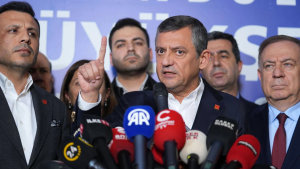 CHP Genel Başkanı Özgür Özel, Saraçhane’de yaptığı açıklamada, “Sokağa mı