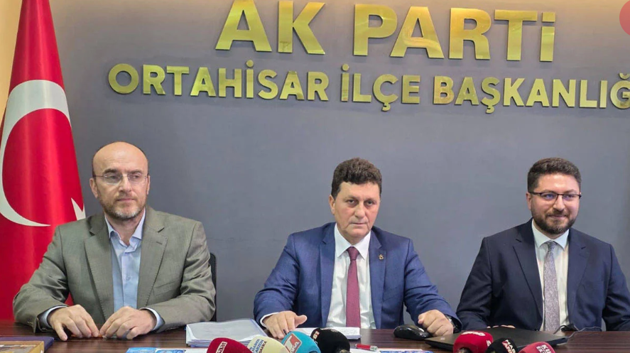AKP Trabzon Ortahisar İlçe Başkanlığı basın toplantısı öncesi gazetecilere “sorulabilecek