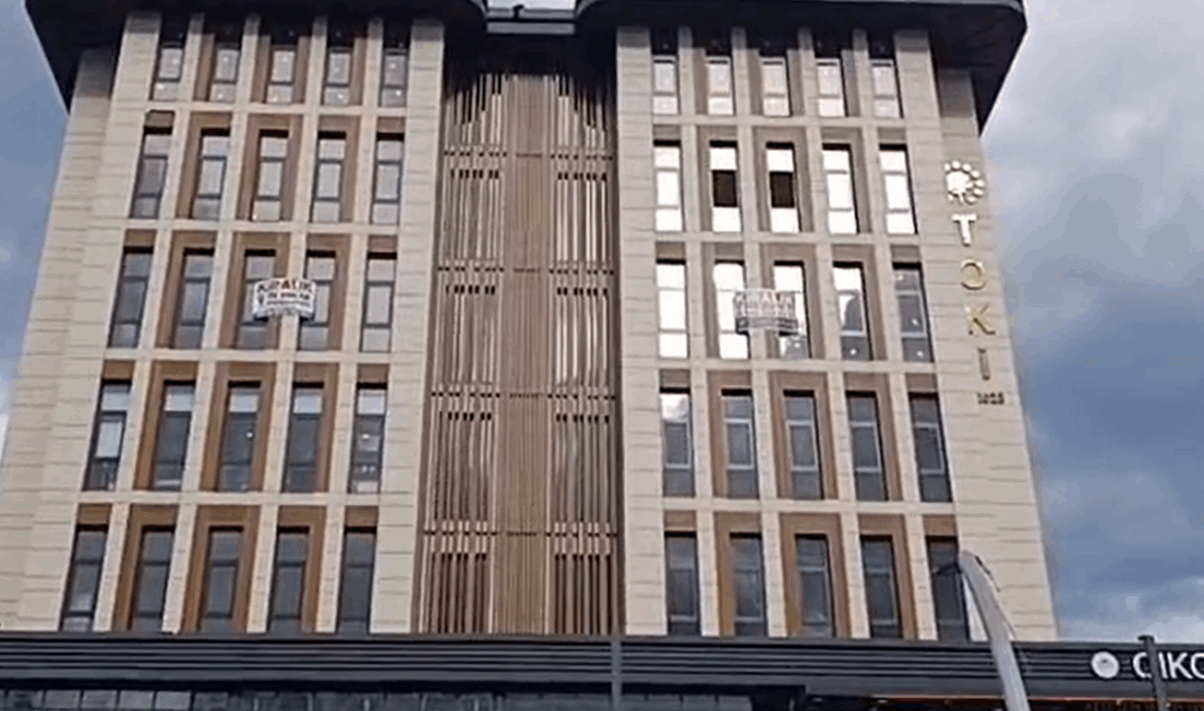 Rize merkezde bulunan Açık AVM’nin en üst katına çıkan bir