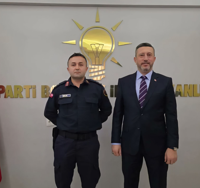Jandarma Komutanı, Üniformasıyla AK Parti Amblemi Önünde Poz Verdi Bilecik’in