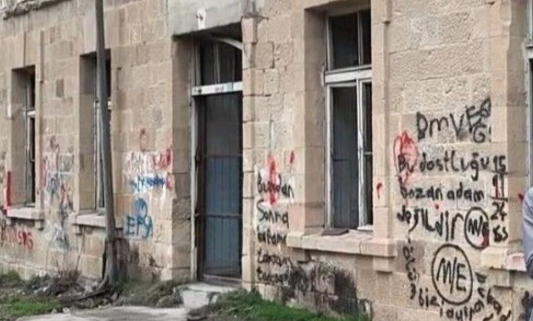 Tarihi binaya yapılan çirkin saldırıya belediye başkanından sert tepki ”