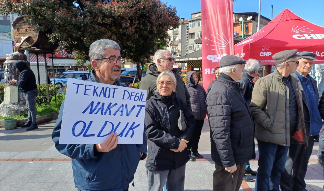 Rize’nin Pazar ilçesinde emekliler sokağa çıktı: Bizi Yok Sayanları Bizde