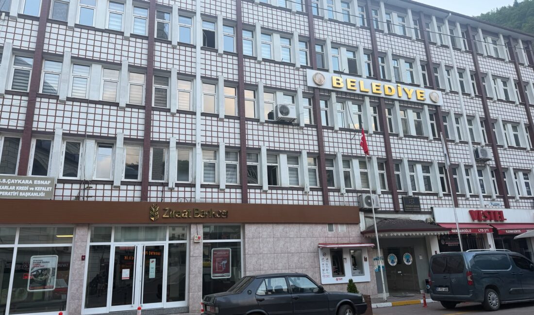 Trabzon’un Çaykara ilçesinde mahkeme kararlarına rağmen kaçak bir yapının yıkımının