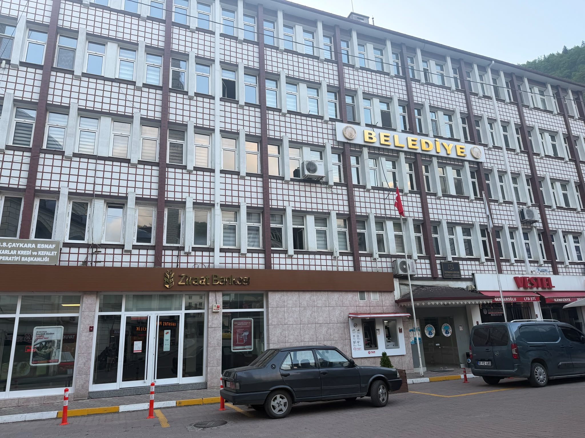 Trabzon’un Çaykara ilçesinde mahkeme kararlarına rağmen kaçak bir yapının yıkımının