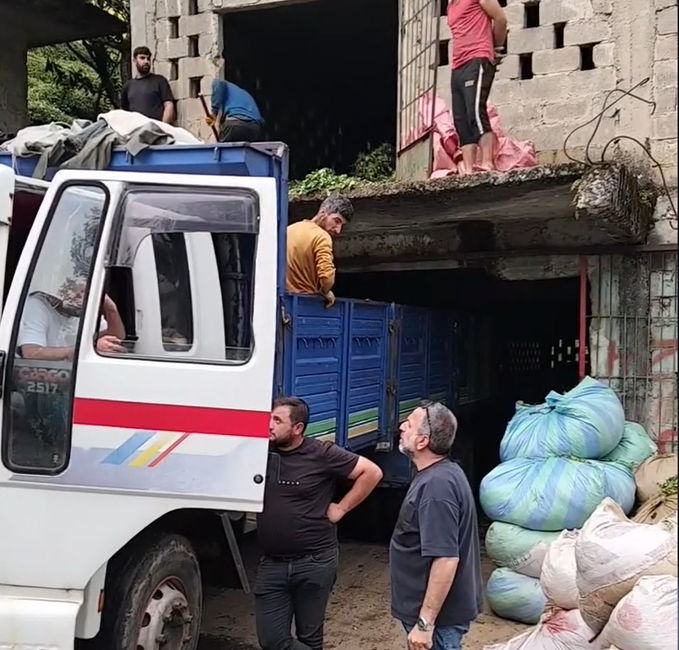 Haber video su https://youtu.be/ecODhAsc3lw RİZE – Devam eden çay hasadında ürününü