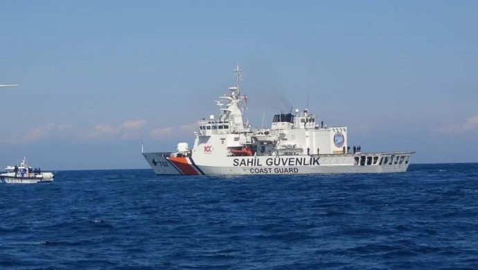 HABER MERKEZİ – Türk bayraklı “Duru 67” isimli balıkçı teknesine düzenlenen