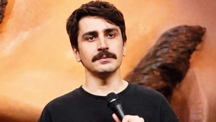 HABER MERKEZİ- Yurt dışından dönen komedyen Deniz Göktaş, havaalanında gözaltına alındı.