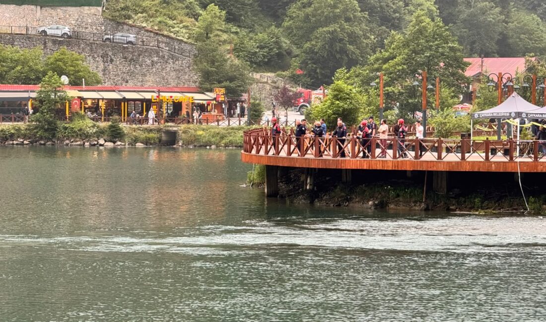 Uzungöl’de çantasını almak isterken göle düşen turisti kurtarmak isteyen 2