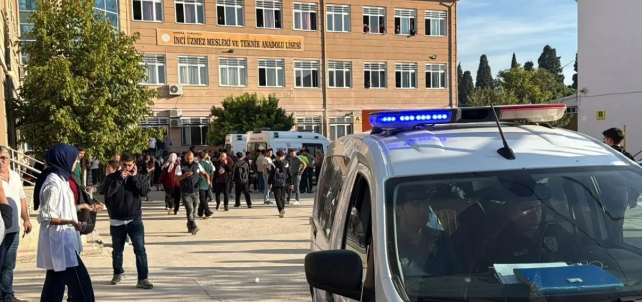 Manisa’nın Turgutlu ilçesinde lise yakınında düzenlenen silahlı saldırıda 2’si ağır