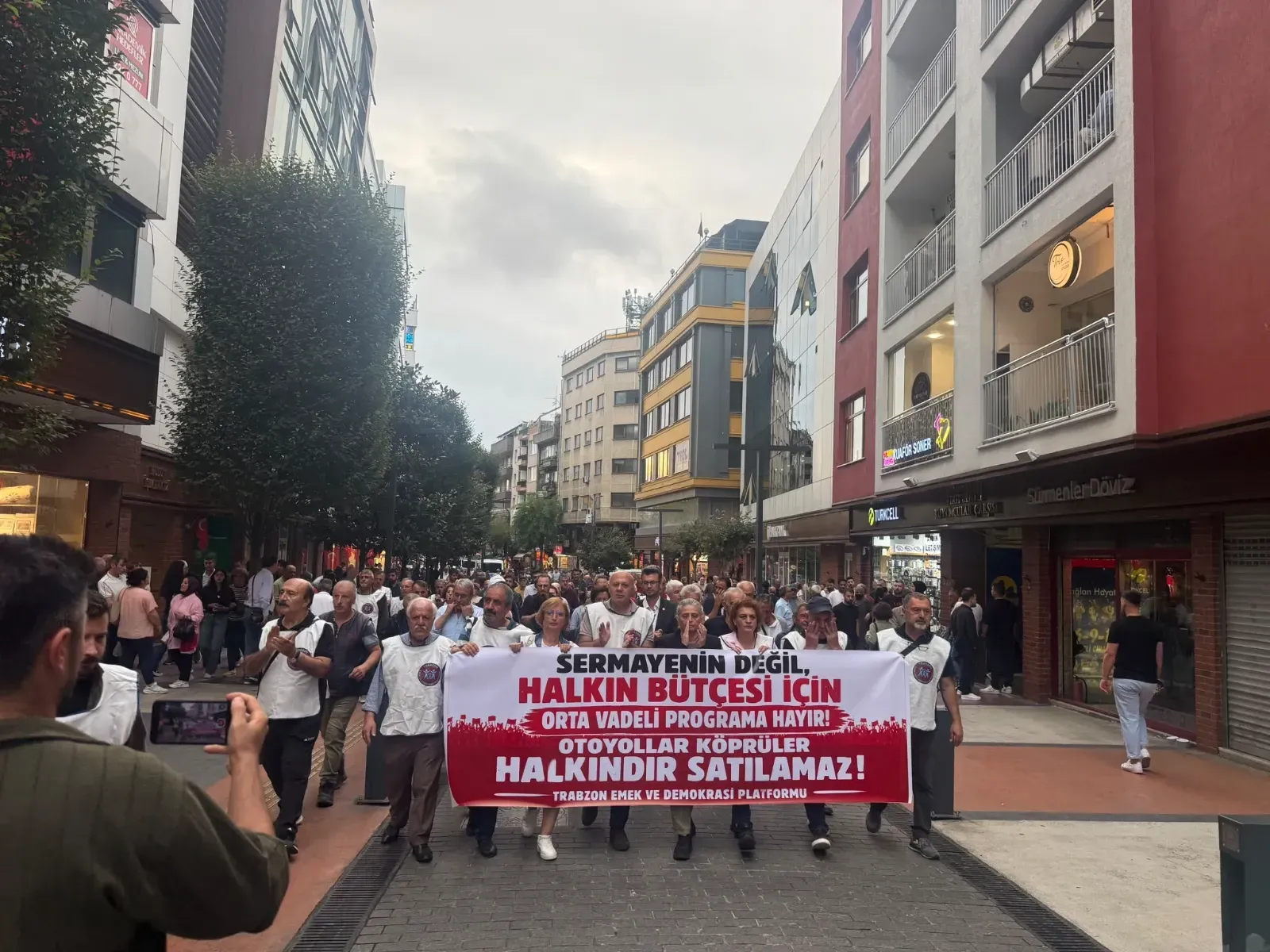 Trabzon Emek ve Demokrasi Platformu üyeleri, Kahramanmaraş Caddesi’nde bir araya