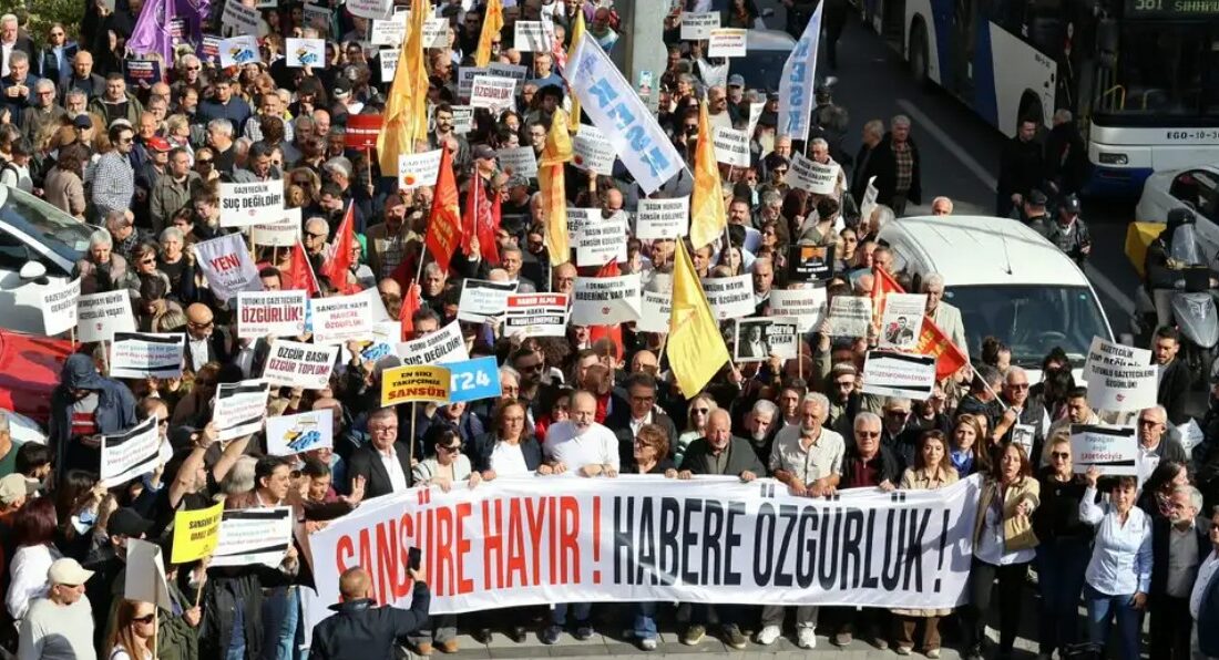 Türkiye’de çok sayıda kentte gazeteciler iktidarın dozunu artırdığı sansür ve