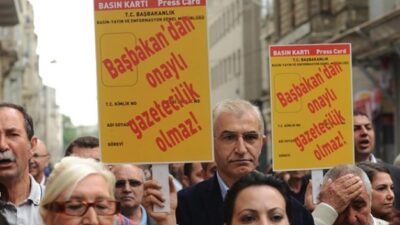 Bir partinin il başkanı basın toplantısına davet ettiği gazetecilere para