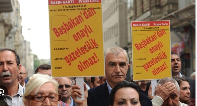 Bir partinin il başkanı basın toplantısına davet ettiği gazetecilere para