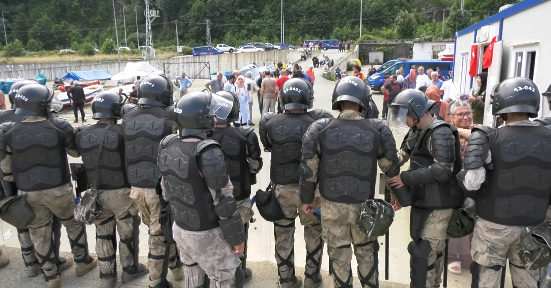 Balıkçı köyü halkı, denizde kurulmak istenen kafes balıkçılığı tesislerine karşı